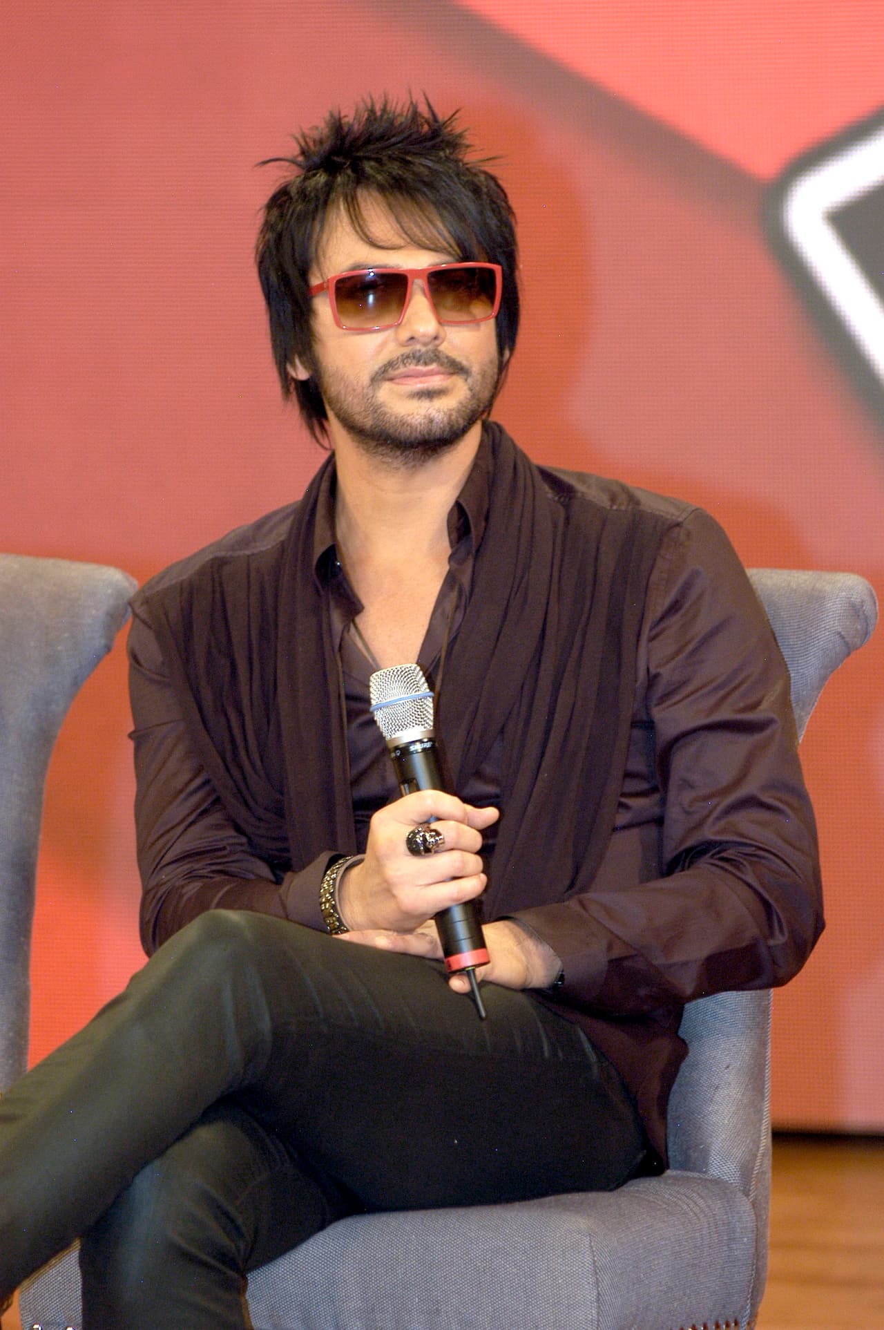 Pasaban bastante tiempo juntos en el camerino de uno u otro en la televisora donde se grababa el programa: "Nunca supe exactamente lo que platicaban, pero le agradezco tanto a Beto el cambio que hizo en mi hermana", dijo a
<b>Univision Entretenimiento</b> Rosie Rivera, hermana de Jenni.