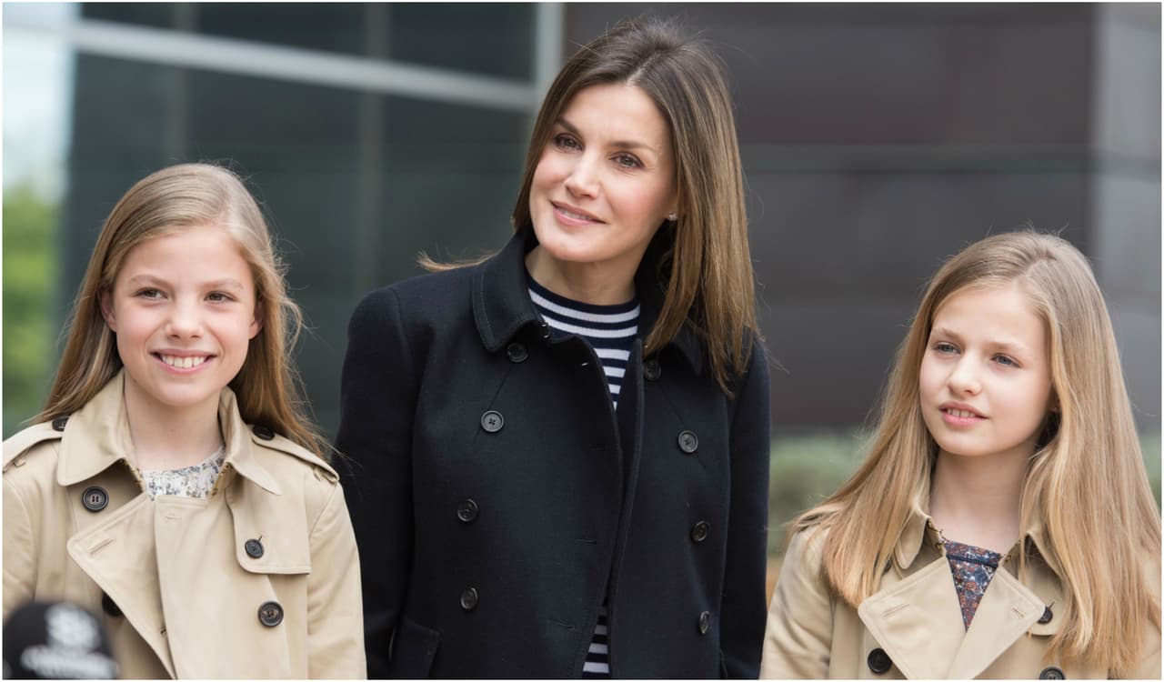 De postal: doña Sofía, Letizia y sus hijas posan sonrientes (y de buena gana) ante las cámaras     