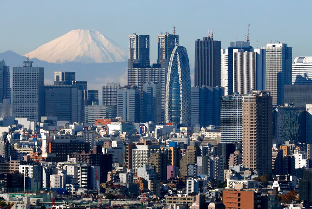 <h2 class="cms-H2-H2">3.- Tokio</h2>
<br>
<br>La ajetreada capital de Japón, mezcla lo ultramoderno y lo tradicional, desde los rascacielos iluminados hasta los templos históricos. El opulento santuario Shinto Meiji es conocido por su puerta altísima y los bosques circundantes.