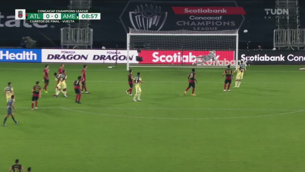 ¡América cerca de marcar! Richard Sánchez casi anota de tiro libre