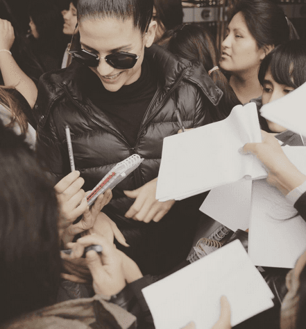 Natalia nunca pierde el glamour, ni cuando tiene que convivir con sus miles de seguidores.