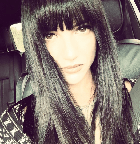 ¿Cómo la prefieres? Cabello súper planchado o con las ondas que tiene su forma natural.