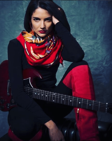 En esta imagen utiliza este vibrante tono en su boca, pashmina y pantalón.