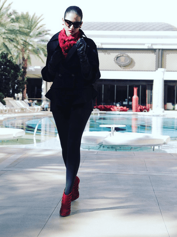 Aquí lo combinó también en su cuello y en los zapatos.