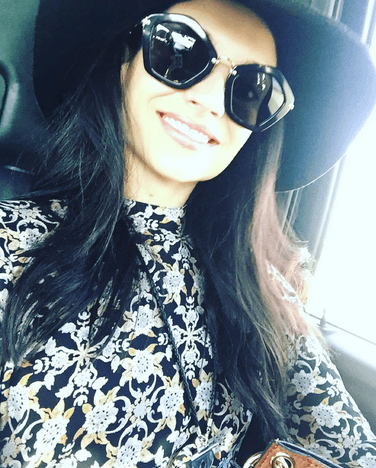 Sin duda los accesorios son básicos para ella, además de lentes, también incluye sombreros.