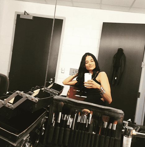 Un relax antes de iniciar el show, ella lleva detalles muy coquetos que la hacen ver muy chic.