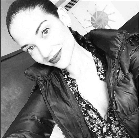 Cuando se tiene un rostro tan bello, no es necesario llevar más maquillaje que el brillo natural de sus ojazos.