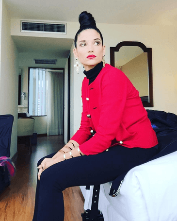 ¡Wow! Ese sueter súper básico se le ve increíble.