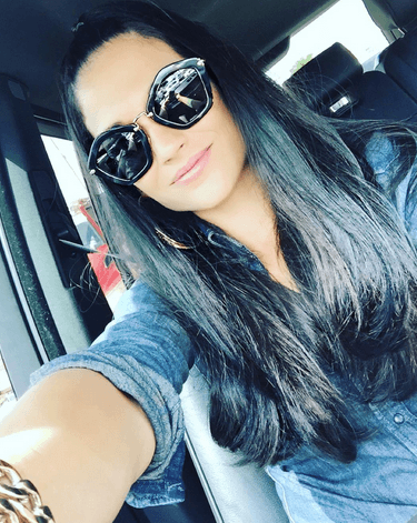 Tiene una gran colección de lentes de sol, en su mayoría los prefiere grandes.