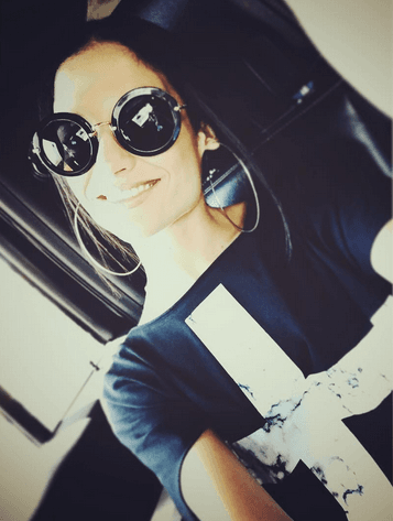 Las formas son muy variadas, en este caso optó por lentes redondos y unos aros grandes. ¡No a cualquiera le quedan!