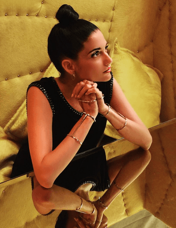 Este peinado tan práctico le queda perfecto con prácticamente todo lo que se pone.