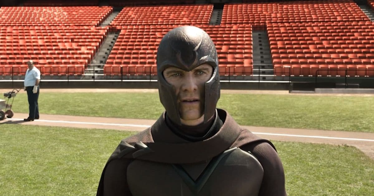 <b>Magneto</b>
<br>Interpretado tanto por Ian McKellen como Michael Fassbender, el villano con poderes de manipulación de los campos magnéticos tiene el mismo objetivo que su amigo el Profesor X, que es llegar a la paz y el fin del conflicto entre la humanidad y los mutantes.
<br>
<br>Sin embargo, debido a que no confía en la humanidad y su naturaleza destructiva, la forma en la que Magneto busca asegurar los derechos de los mutantes y evitar su opresión y ataques de odio, es mediante la violencia y un enfoque militar en contra de las naciones del mundo.