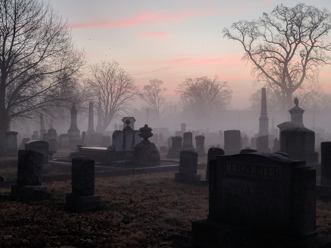 <b>Lancaster Cemetery (Lancaster)</b>: La muerte de Augusta Bitner llegó demasiado pronto. La forma en que murió sigue siendo algo turbia. Algunos dicen que falleció la noche anterior a su boda, mientras que otros afirman que murió durante el parto. Cualquiera que sea la historia, el lugar de descanso final de Augusta está en el cementerio de Lancaster. Los visitantes, que se han atrevido a explorar el cementerio después de que se pone el sol, afirman haber visto a una mujer, con un vestido largo y suelto, paseando por el cementerio durante las horas de la noche. Se dice que esa mujer es Augusta Bitner.