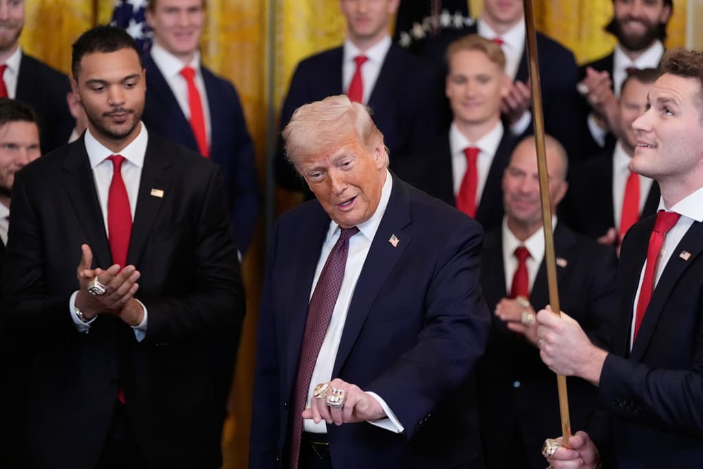 Trump mostrando uno de los anillos de campeones de los Florida Panthers.