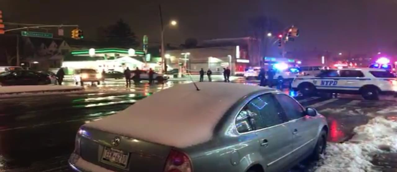 Un oficial resultó muerto y otro herido después de tiroteo en Queens