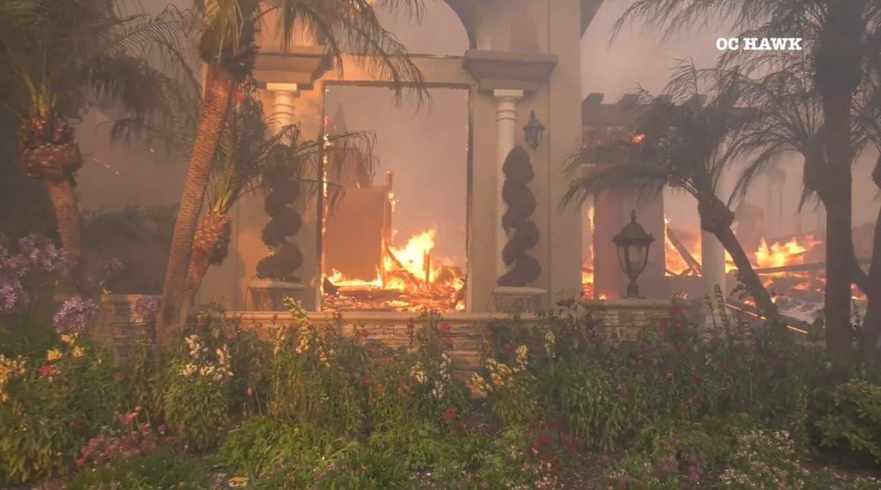 <b>"Los acres estimados (quemados) son alrededor de 200.</b> Sabemos que ha habido alguna pérdida de estructura. No tenemos un recuento exacto", dijo el Jefe de Bomberos, Brian Fennessy, de la Autoridad de Bomberos del Condado de Orange.