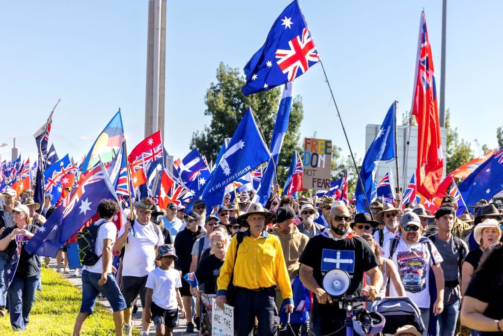 En Camberra, Australia, decenas de manifestantes sin mascarillas protagonizaron el sábado una protesta contra los mandatos por covid.