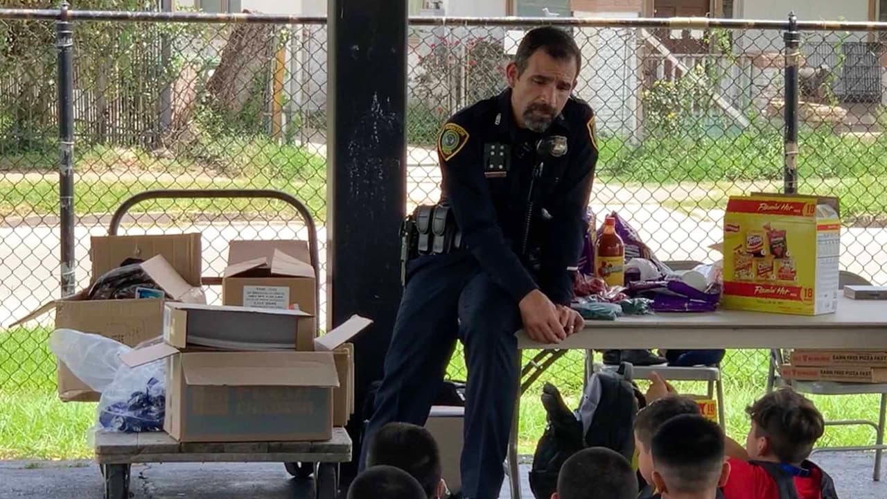 El oficial Jesús Robles de la policía de Houston le dijo a los niños deben de cerrar bien las puertas y refugiarse en un lugar seguro alejado de puertas y ventanas.