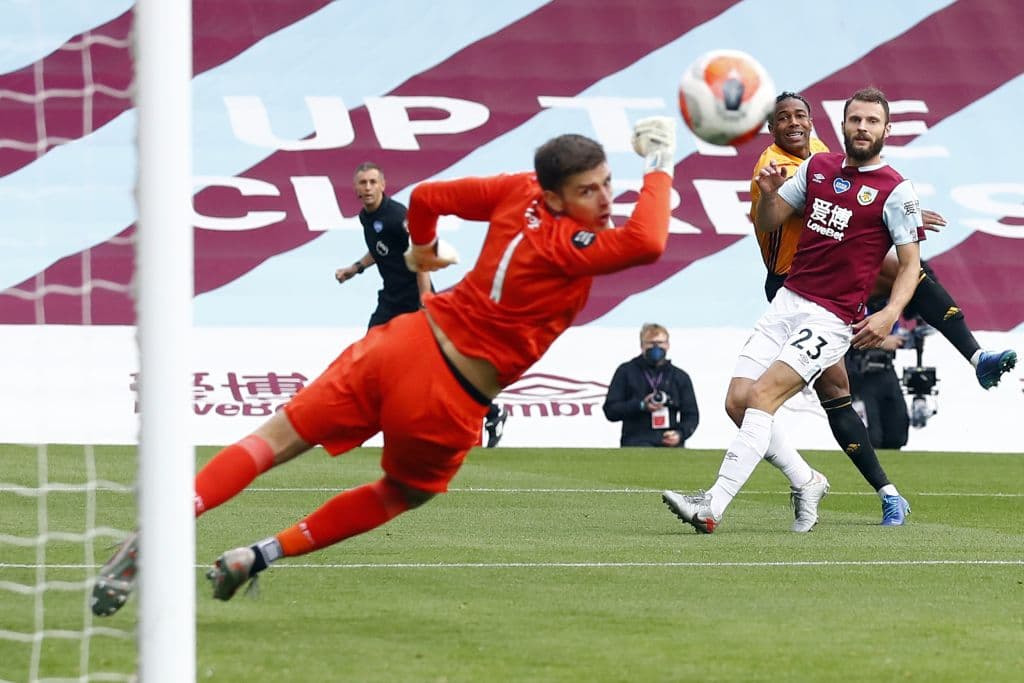 La dinámica del partido se mantuvo al inicio de la segunda mitad del juego; los Wolves armaban jugadas y Burnley aprovechaba los espacios que se generaban.