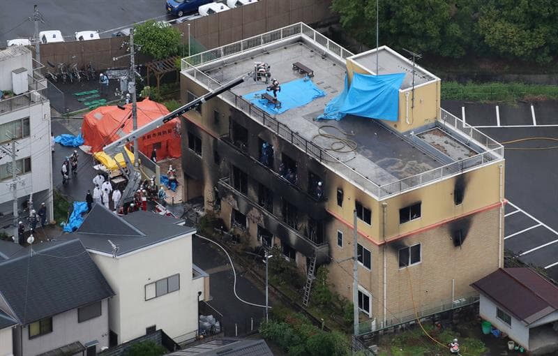 Aunque no se ha dado un reporte oficial, testigos declararon a la cadena de televisión NHK que el sospechoso de provocar el incendio, quien ya está detenido, 
<b>podría haber estado molesto por un presunto robo de ideas</b> por parte de la empresa.
<br>