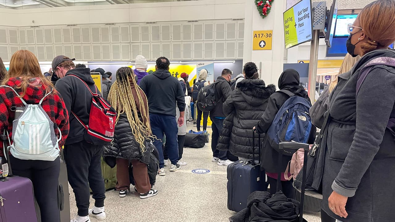 Las autoridades aeroportuarias piden a los viajantes tener paciencia e 
<a href="https://www.univision.com/local/houston-kxln/variante-omicron-coronavirus-viajeros-medidas-seguridad-houston-fotos">informarse con anticipación</a> con su aerolínea respecto al estatus de sus vuelos para evitarse complicaciones.