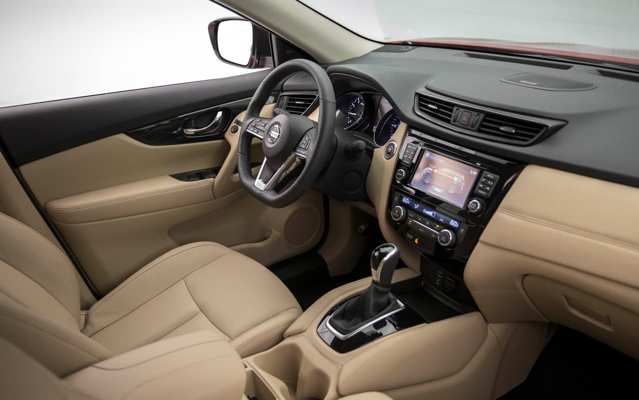 La Nissan Rogue Hybrid cuenta con sistemas para monitorear el desempaño del tren motriz híbrido y así poder superar el rendimiento de combustible con cada uso.