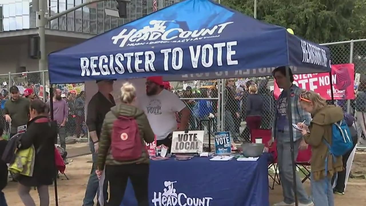 Oficina de registro de votantes instaló unidades móviles para la inscripción de jóvenes en Los Ángeles