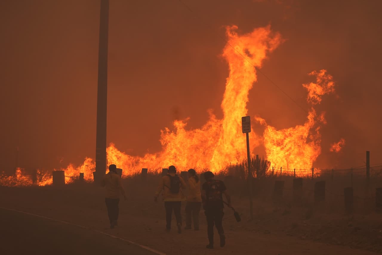 <b>Afectación de infraestructuras</b>: Escuelas locales cerradas y posibles daños a la planta hidroeléctrica de Castaic.