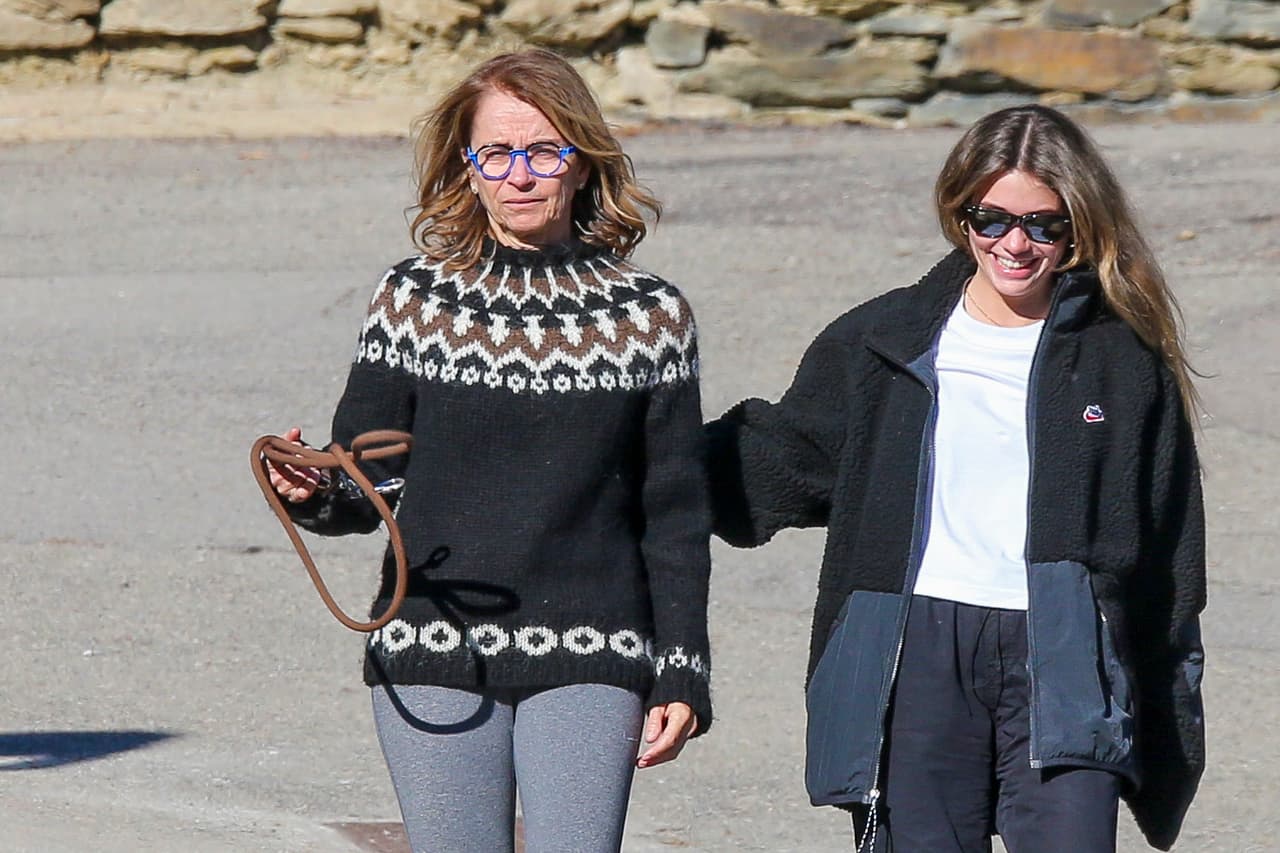 Se menciona que la mamá de Piqué fue quien se "mostró especialmente cariñosa con su 'nuera'. De hecho, se les pudo ver a 
<b>las dos caminando cogidas del brazo</b>", algo que queda en evidencia en las nuevas imágenes dadas a conocer.
<br>