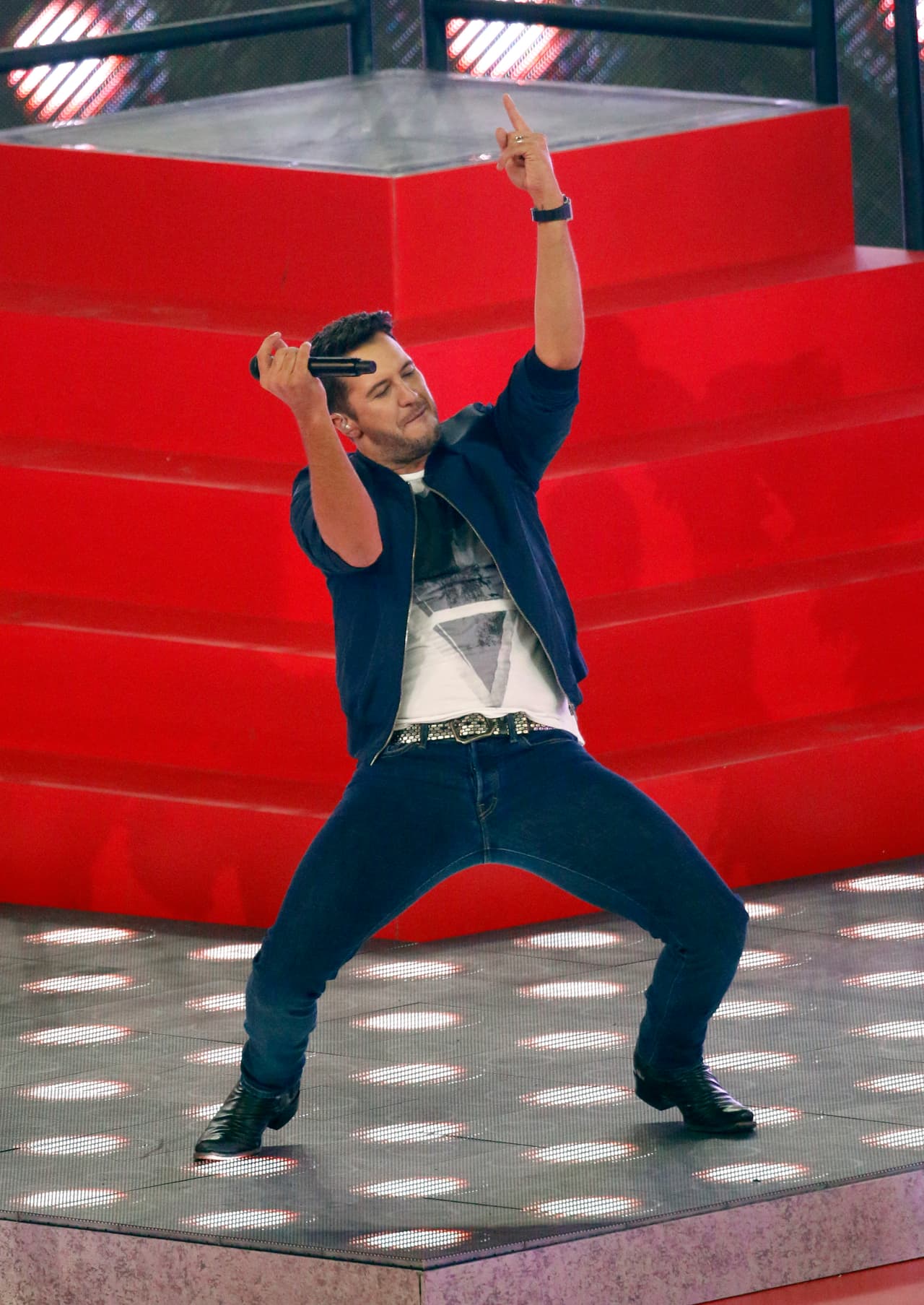 El estelar cantante de música country, Luke Bryan, realizó un gran espectáculo de medio tiempo en el juego de Thanksgiving entre los Cowboys y los Panthers, aquí las mejores imágenes.