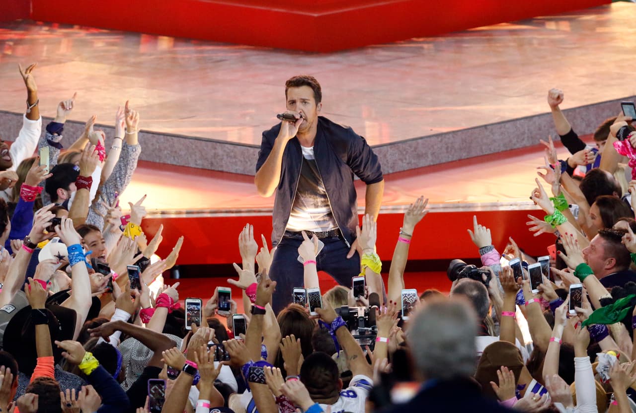 El estelar cantante de música country, Luke Bryan, realizó un gran espectáculo de medio tiempo en el juego de Thanksgiving entre los Cowboys y los Panthers, aquí las mejores imágenes.