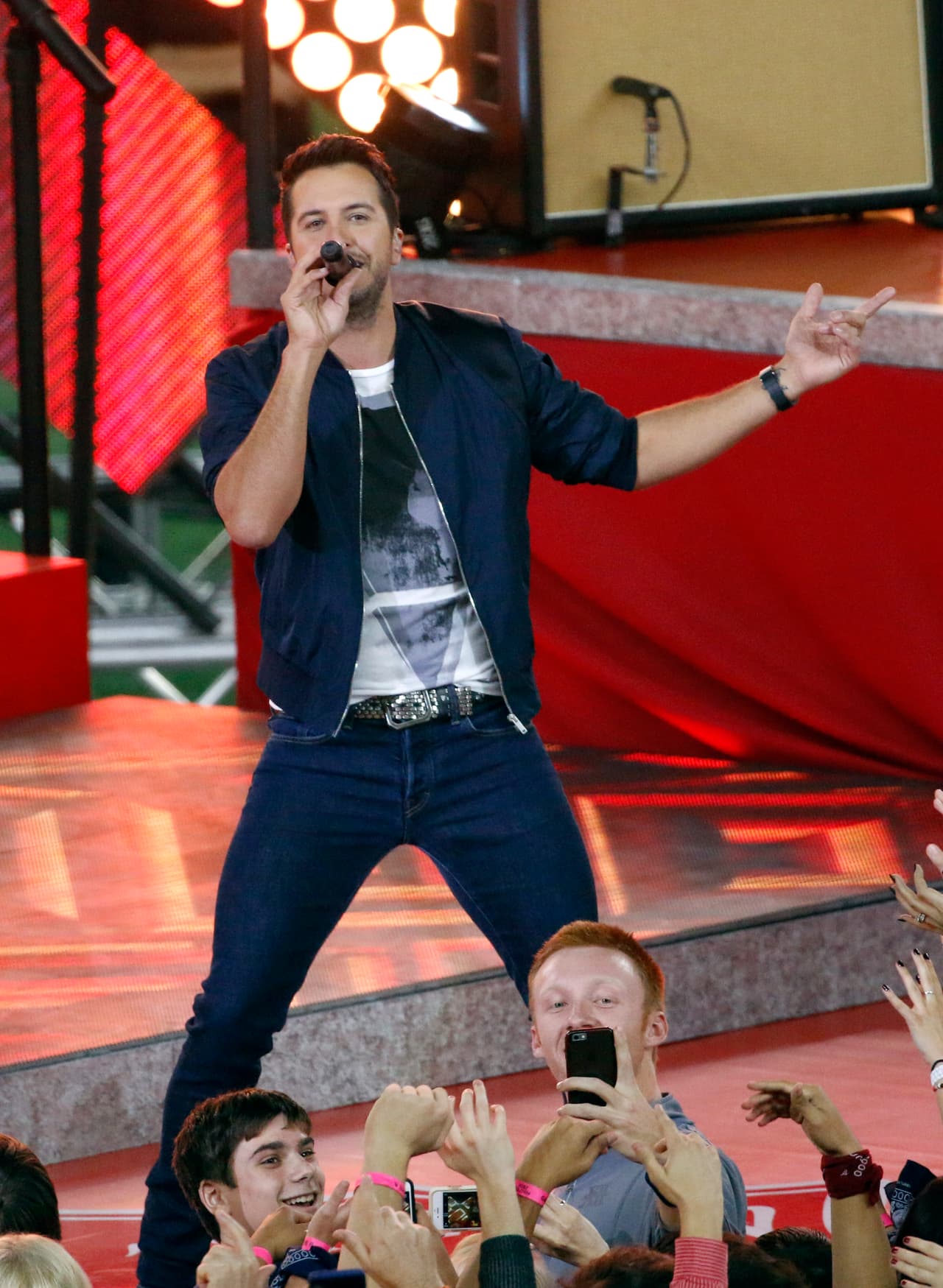 El estelar cantante de música country, Luke Bryan, realizó un gran espectáculo de medio tiempo en el juego de Thanksgiving entre los Cowboys y los Panthers, aquí las mejores imágenes.