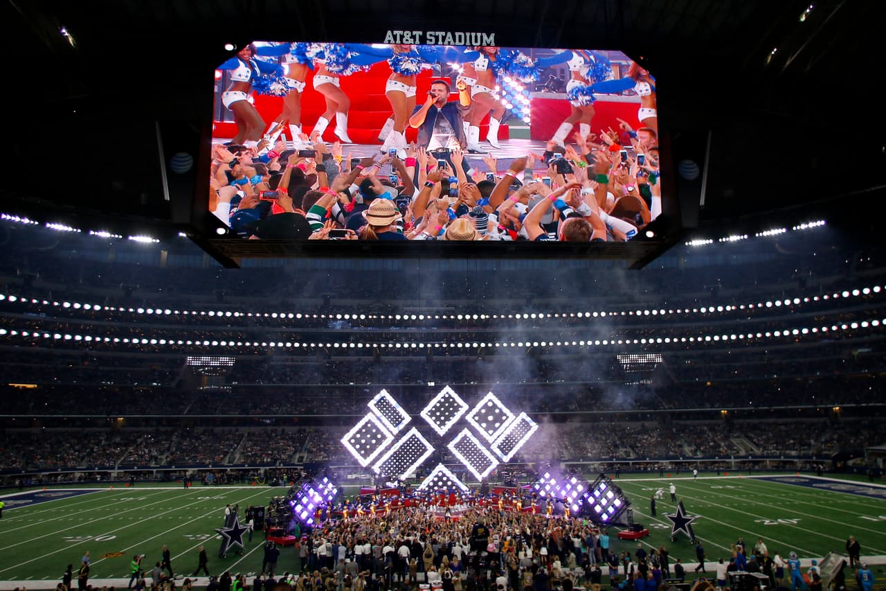 El estelar cantante de música country, Luke Bryan, realizó un gran espectáculo de medio tiempo en el juego de Thanksgiving entre los Cowboys y los Panthers, aquí las mejores imágenes.