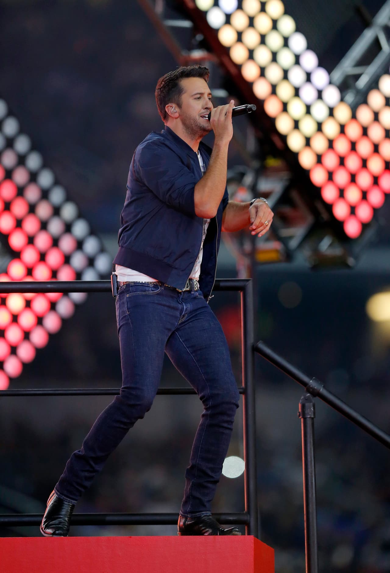 El estelar cantante de música country, Luke Bryan, realizó un gran espectáculo de medio tiempo en el juego de Thanksgiving entre los Cowboys y los Panthers, aquí las mejores imágenes.