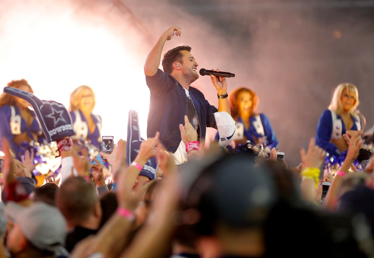 El estelar cantante de música country, Luke Bryan, realizó un gran espectáculo de medio tiempo en el juego de Thanksgiving entre los Cowboys y los Panthers, aquí las mejores imágenes.