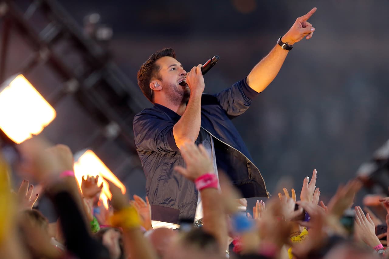 El estelar cantante de música country, Luke Bryan, realizó un gran espectáculo de medio tiempo en el juego de Thanksgiving entre los Cowboys y los Panthers, aquí las mejores imágenes.