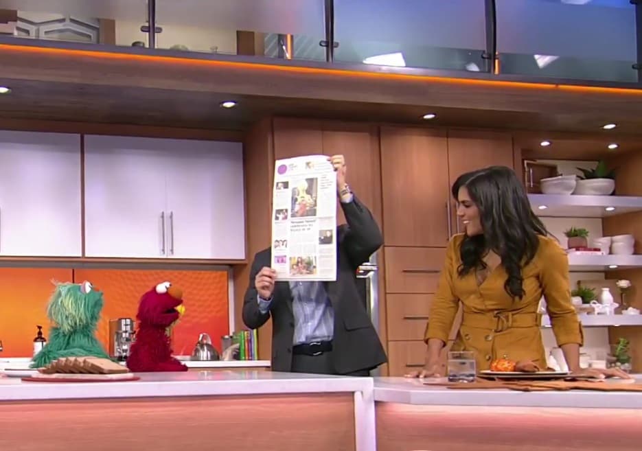 Elmo y Rosita no podían creer que aparecieron en uno de los diarios de renombre en Estados Unidos, pero Raúl y Fran les llevaron la prueba.