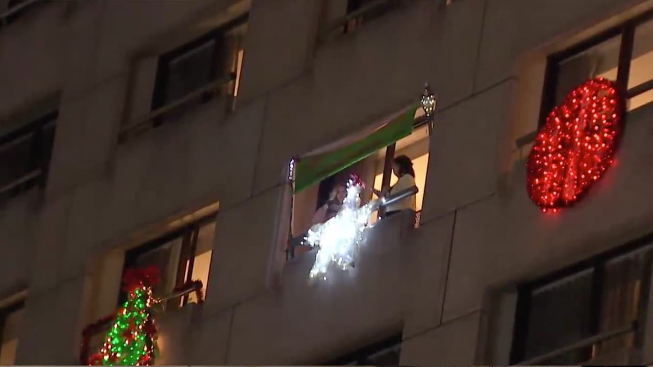 Los asistentes pueden disfrutar de la decoración que está presente por todo lado, incluso en los balcones.