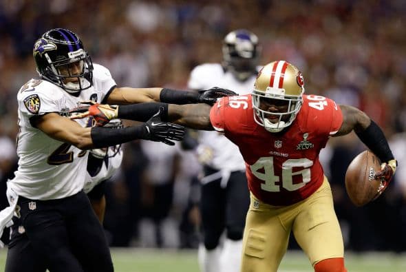 La gran fiesta deportiva del año en Estados Unidos, el Super Bowl de la Liga Nacional de Fútbol Americano (NFL), en su cuadragésima séptima edición, ya forma parte de la historia con los Ravens de Baltimore como nuevos campeones al vencer por 34-31 a los 49ers de San Francisco. Los pronósticos se cumplieron, los Ravens llegaron al Mercedes-Benz Super Dome de Nueva Orleans con el mejor mariscal de campo del momento, Joe Flacco, y la mejor defensa de la NFL, ambos factores se hicieron presentes en los momentos decisivos que hicieron posible el triunfo y el conseguir el segundo trofeo Vince Lombardi en la historia de la franquicia de Baltimore. Flacco, de 28 años, fue el líder perfecto en la primera parte al conseguir tres pases de anotación, que lo dejaron como el sexto mariscal que lo consigue en la historia del Super Bowl y una ventaja parcial de 21-6 al descanso que sería decisiva. El safety Ed Reed, nativo de New Orleans, empataría la mejor marca de la fase final de la NFL con nueve robos aéreos, mientras que Kaepernick quedaría con la mancha de la interceptación que sufrió. Antes que se diese el ya histórico apagón, el primero en un Super Bowl, el receptor abierto Jacoby Jones también quiso entrar en los libros de las marcas al conseguir nada más comenzar el tercer periodo al regresar 108 yardas de "touchdown" una devolución de balón, la mejor de todos los tiempos. Kaepernick y los 49ers vivieron los momentos estelares del partido al conseguir 23 puntos en menos de 13 minutos, 17 fueron consecutivos. Lewis, no brilló como en el primer Super Bowl del 2001 cuando ganó el premio de Jugador Más Valioso (MVP), que esta vez le fue con todos los honores a Flacco, al completar 22 de 33 pases para 287 yardas, sin interceptaciones, pero hizo seis derribos y cuatro fueron "placajes" solitarios. Suficientes para que los Ravens lograsen el segundo trofeo Vince Lombardi en su historia y Lewis pudiese cerrar con broche de oro su legado de 17 temporadas brillantes dentro de la competición de la NFL. Mientras que la revelación de la temporada Kaepernick confirmó que es un mariscal muy especial, lleno de energía, que corre como nadie, que tiene un dinamismo único, pero que todavía no pudo emular a los legendarios Montana y Young, que lo precedieron al frente de los 49ers en los cinco Super Bowls que disputaron y que consiguieron ganar. Los jugadores de los 49er, encabezados por el corredor Frank Gore insistieron que su equipo fue mejor como conjunto que los Ravens se aprovecharon de acciones aisladas. Pero el marcador final estableció que los ganadores fueron los Ravens, por eso dos hermanos, John y Jim Harbaugh, los primeros en la historia de la NFL que dirigieron a los equipos que disputaron un título de Super Bowl, al concluir el partido fueron al encuentro y se dieron un gran abrazo.