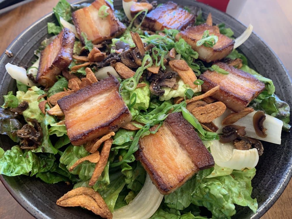 Otro exponente de comida oriental y que se lleva el puesto 47 del ranking es el restaurante
<b>Kuji Asian Grill de Woodland.</b> De acuerdo a los comentarios de los usuarios, no debes de dejar de probar la ensalada Pork Belly Salad servida con una buena porción de arroz blanco.