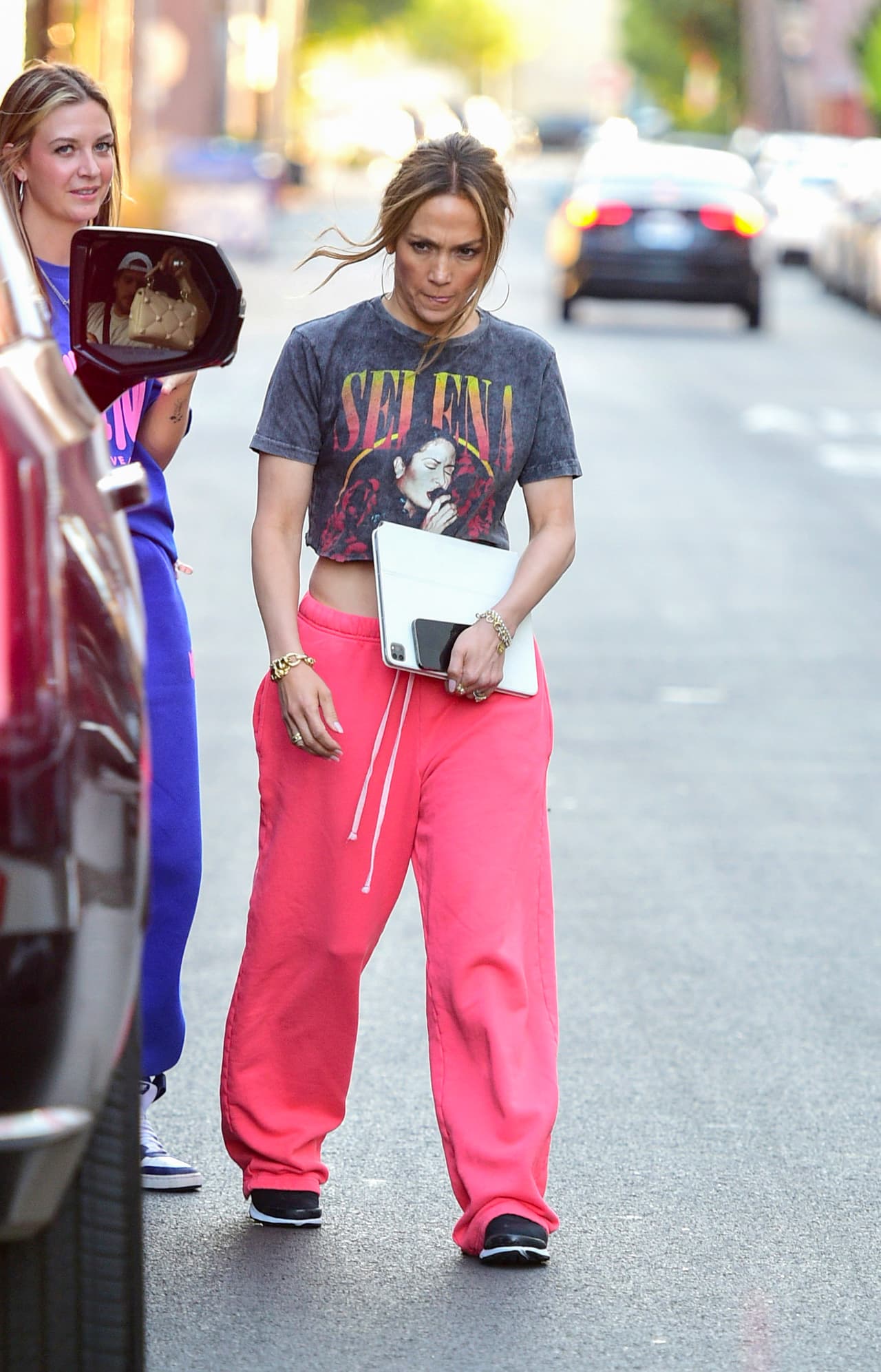 Sin embargo, lo que más resaltó fue el crop top con un estampado de Selena Quintanilla que traía puesto.
<br>