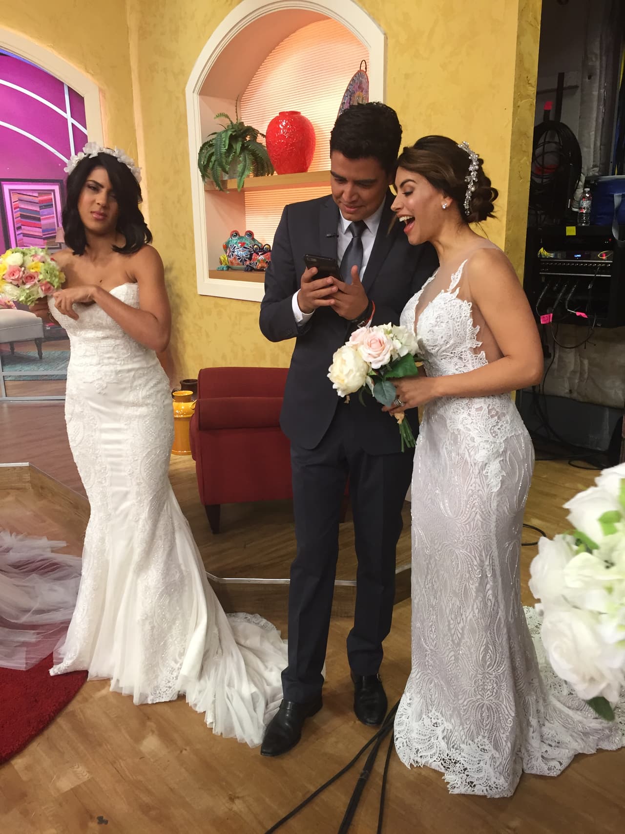 Detrás de cámaras, Orlando Segura y Jessica Cediel estaban muy entretenidos mientras Francisca se acomodaba el vestido.