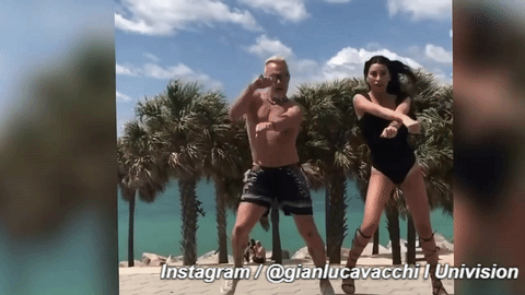 El pasito lateral con los brazos cruzados en un fondo tropical es uno de los que parecen más ensayados. Fíjate en el detalle de la patadita al final del movimiento.