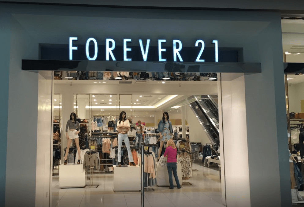 Centro comercial Sherman Oaks Fashion Square en el número 14006 Riverside Drive, Space #244, Sherman Oaks, CA