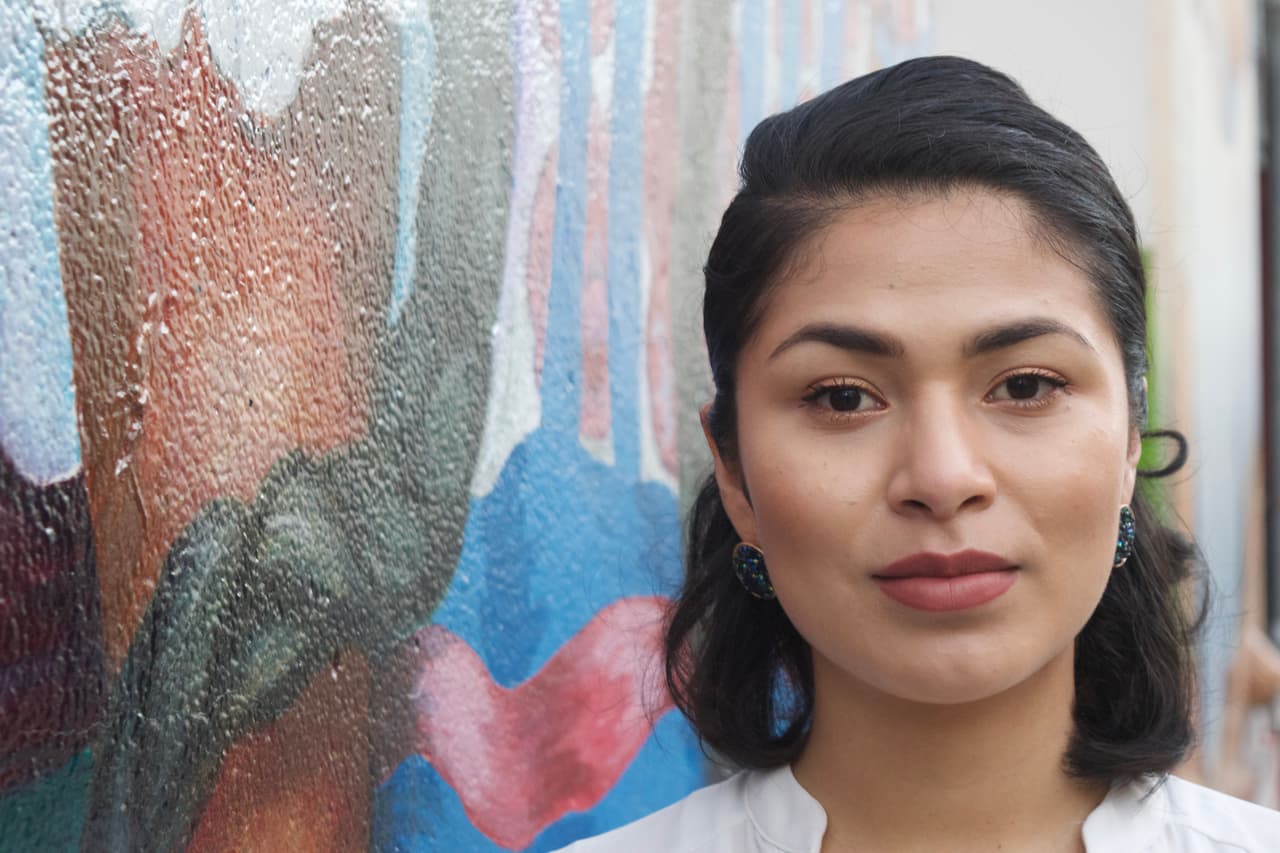 Reyna Maldonado recibe terapia somática de manos de una latina en un pequeño cuarto en el Edificio de las Mujeres en San Francisco.