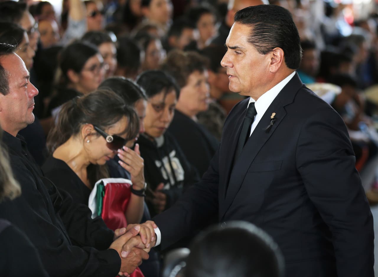 En un video publicado por 
<a href="https://noticieros.televisa.com/ultimas-noticias/familiares-policias-asesinados-emboscada-michoacan-piden-justicia/" target="_blank">Noticieros Televisa</a> se observa el momento en que una mujer, familiar de uno de los policías caídos, les grita a las autoridades: 
<b>“¡Los mandan al matadero. No tiene armas, pregunten que armas llevan. No tengo miedo de represalias del hipócrita ese que se acaba de ir (refiriéndose al gobernador Silvano Aureoles)!”.</b>
<br>