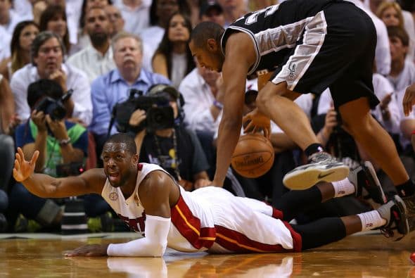Habrá séptimo juego entre los Spurs y los Heat (30 fotos) ¡Locura total! Un juego electrizante, inolvidable, donde ambos equipos dieron una demostración inolvidable en el American Airlines Arena, manteniendo en vilo a los fanáticos en San Antonio y en Miami, primero durante los 48 minutos regulares y después en los 5 minutos de OT. .Tim Duncan, con una clásica demostración durante todo el partido, anotó más tantos en la primera mitad que la combinación de los 3 de Miami, Wade-James-Bosh 25/21, facilitando que los Spurs dominaran al Heat hasta comenzar el cuarto período, cuando Miami llevo a cabo un cambio de jugadores. Cuando solo faltaban 5 segundos para coronarse campeones los San Antonio Spurs, el incomparable Ray Allen empató el partido con un tiro de 3 puntos, forzando el OT. Con 1:43 en el reloj, LeBron James (triple/doble, 32 puntos, 11 asistencias y 10 rebotes) encaramó al Heat 101-100, y al concluir el OT, de nuevo Allen realizó una formidable jugada defensiva, dando dos puntos más al Heat, que terminó, a pesar de los umpires y para desconcierto de los comentaristas que daban el cetro a San Antonio, 103-101 sobre los Spurs. .