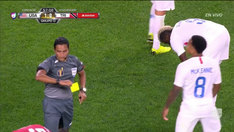 Tarjeta amarilla. El árbitro amonesta a Daneil Cyrus de Trinidad and Tobago