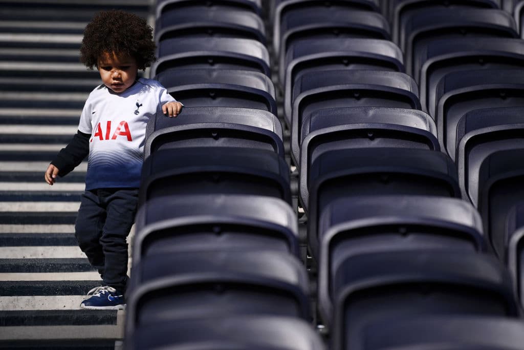 Un joven fanático del Tottenham y el detalle de la silletería del nuevo estadio.