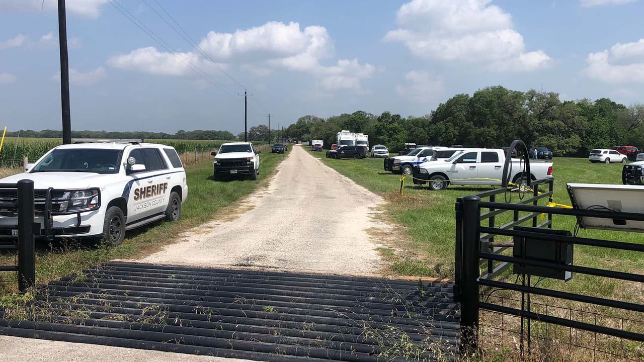 Las autoridades pidieron a los residentes cerrar las puertas y ventanas de sus casas, estar vigilantes y reportar cualquier situación sospechosa.